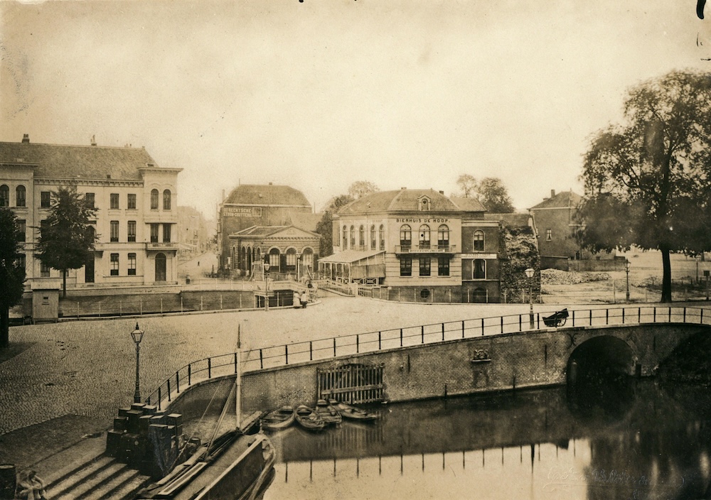 Gezicht op de Smakkelaarsbrug over de Leidsche Rijn te Utrecht en de Catharijnebrug over de Stadsbuitengracht 1880EA van Blitz