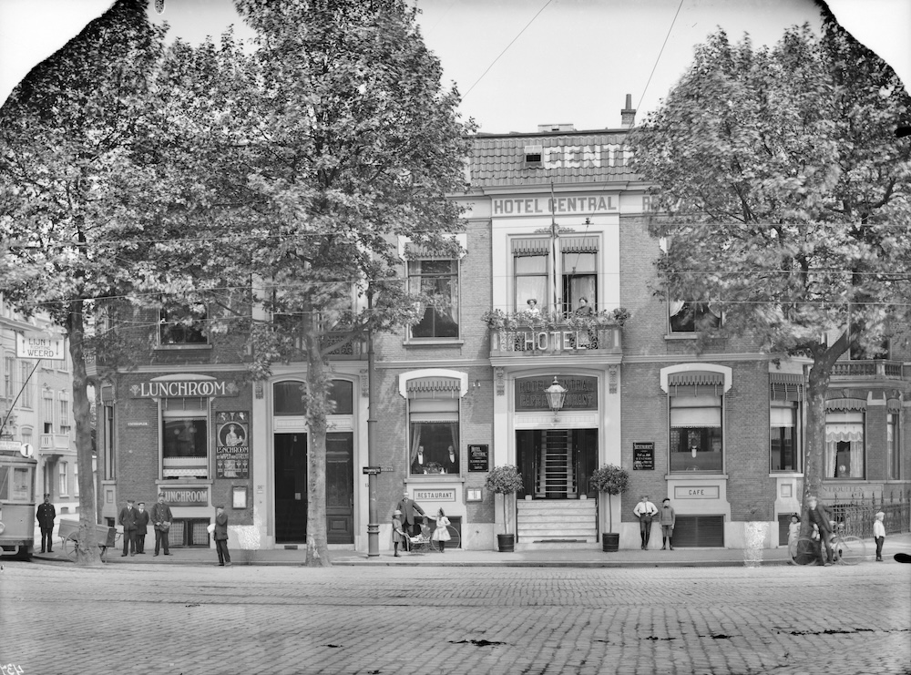 Gezicht op de voorgevel van het hotel caf restaurant Central Stationsplein 13 14 te Utrecht links de Lunchroom Het wapen van Utrecht Blitz Zn 1915 HUA