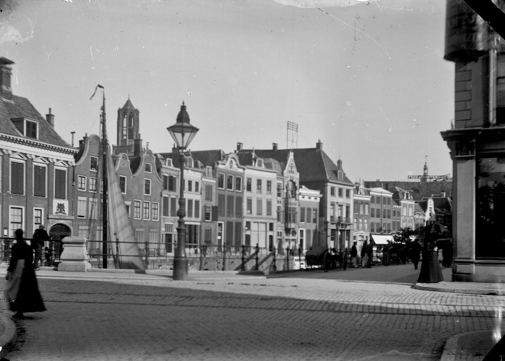 Gezicht op de voorgevels van de huizen Oudegracht Weerdzijde 73 Rijksmunt lager te Utrecht op de voorgrond een gedeelte van de Viebrug Blitz Zn 1901 HUA