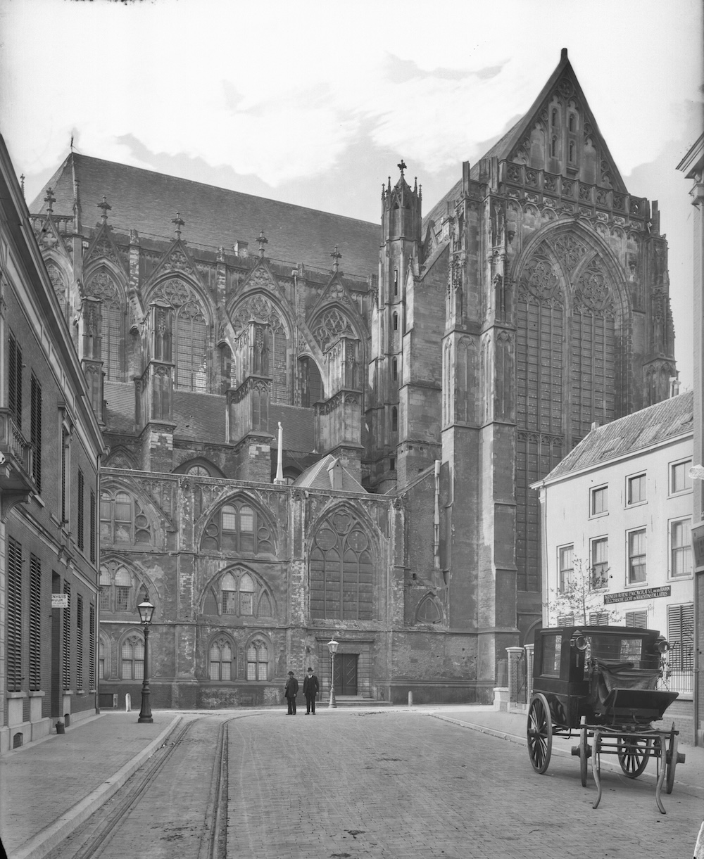 Gezicht vanuit de Domstraat op de sacristie de noordzijde van het koor en het noordertransept van de Domkerk 1913 Blitz Zn HUA