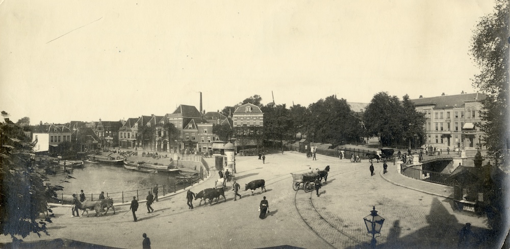Smakkelaarsbrug te Utrecht met op de achtergrond de Vleutenseweg en rechts de Catharijnebrug over de Stadsbuitengracht 1900