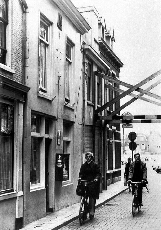 Jacobkerkstraat 4, gevelsteen linksboven