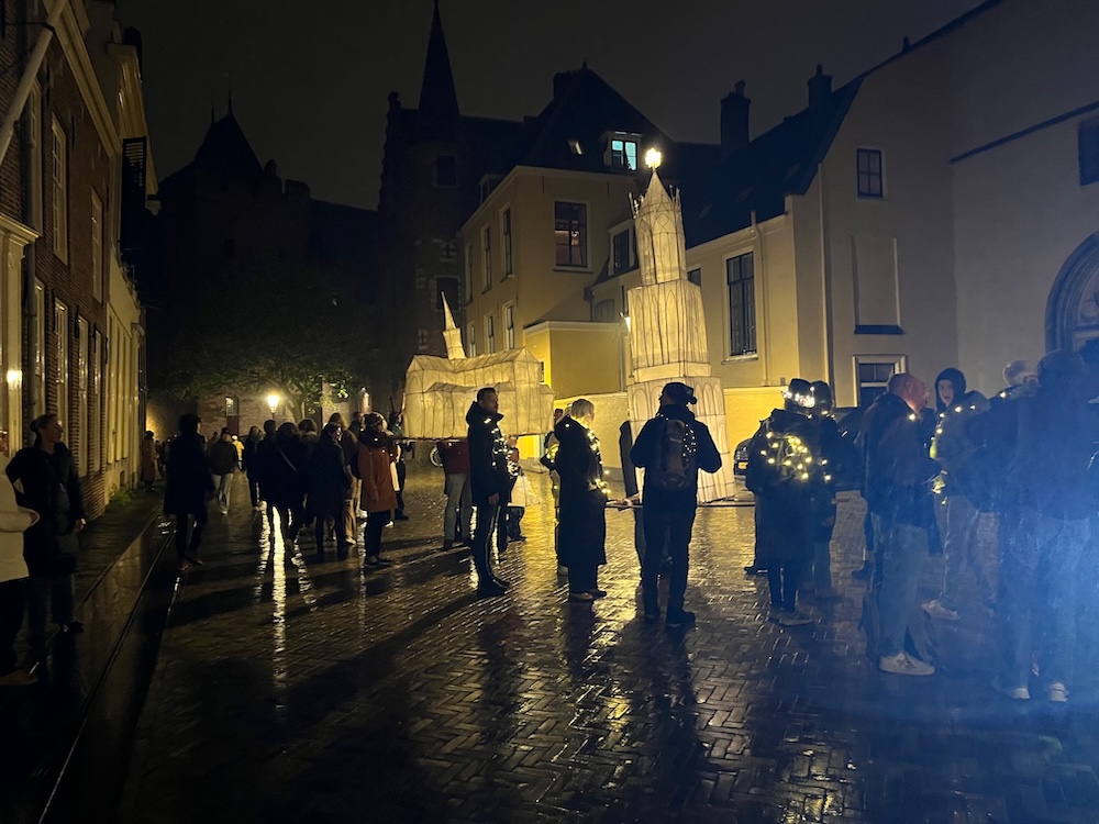 Sint Maarten Parade 2024 met Domtoren en Domkerk