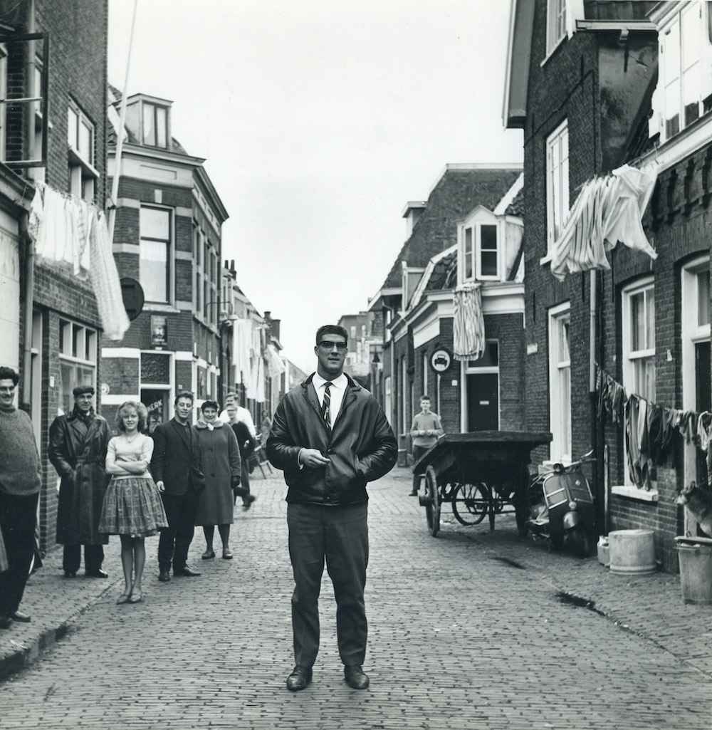 Judoka Anton Geesink in de Oranjestraat te Utrecht hofland 1961