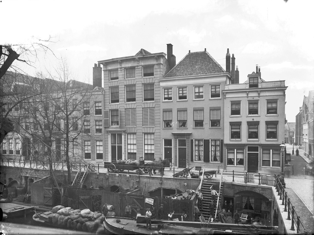 Gezicht op de voorgevels van de huizen Oudegracht Weerdzijde 138 134 te Utrecht met de werfkelders Blitz Zn 1912 HUA