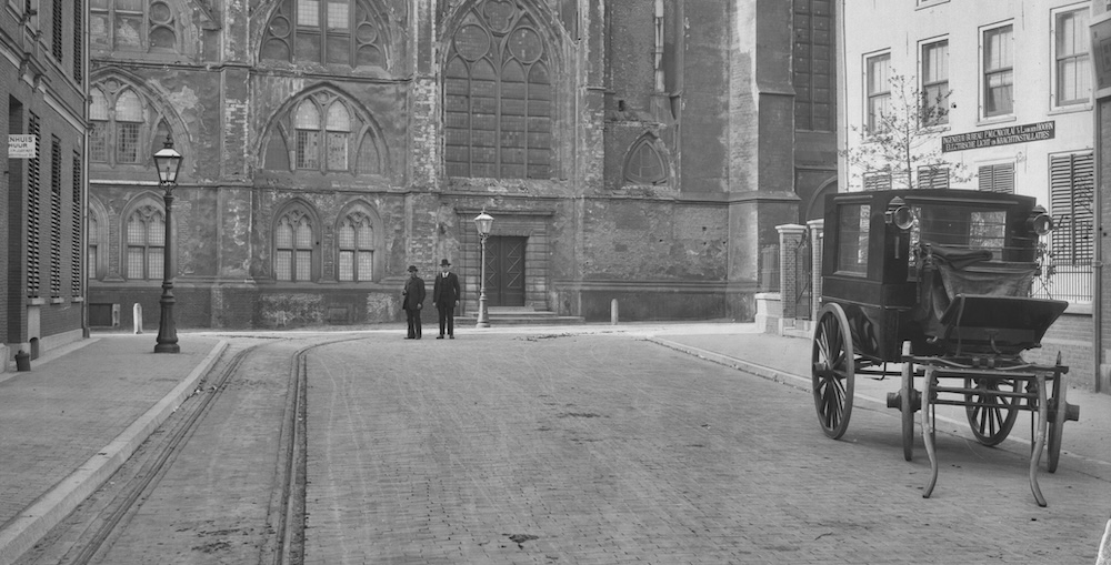 Gezicht vanuit de Domstraat op de sacristie de noordzijde van het koor en het noordertransept van de Domkerk 1913 Blitz Zn HUA DETAIL