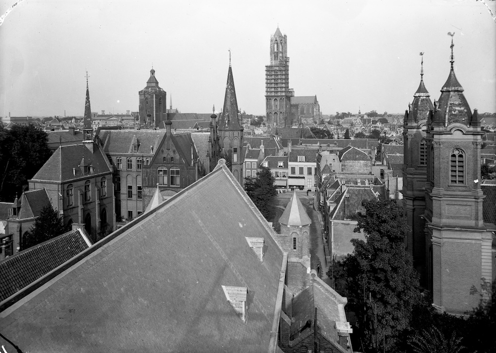Overzicht van een deel van de westelijke binnenstad te Utrecht vanaf een steiger naast de zuidtoren van de St Gertrudiskerk Bliz Zn 1913 HUA