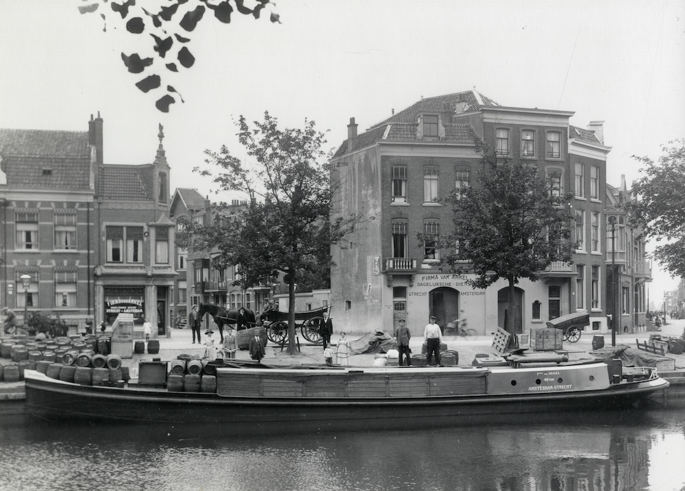Vrachtboot van de lijndienst Amsterdam Utrecht in de Stadsbuitengracht te Utrecht aan de Weerdsingel OZ Blitz 1920 HUA