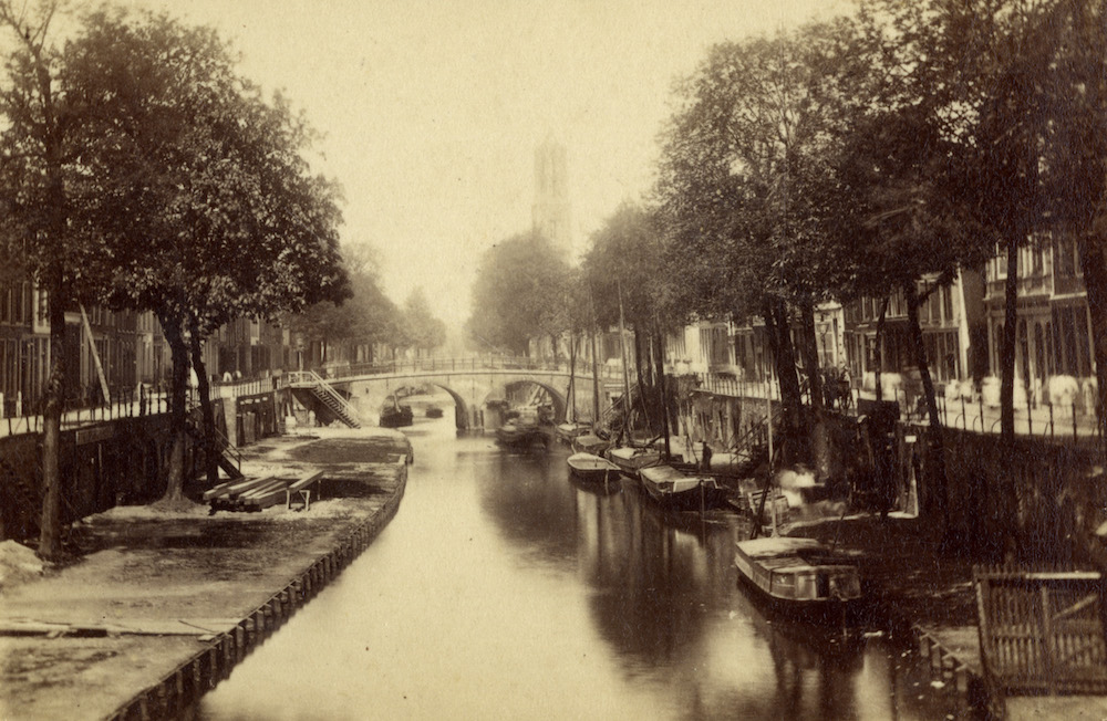 Gezicht op de Oudegracht te Utrecht vanuit het zuiden met op de achtergrond de Geertebrug 1870