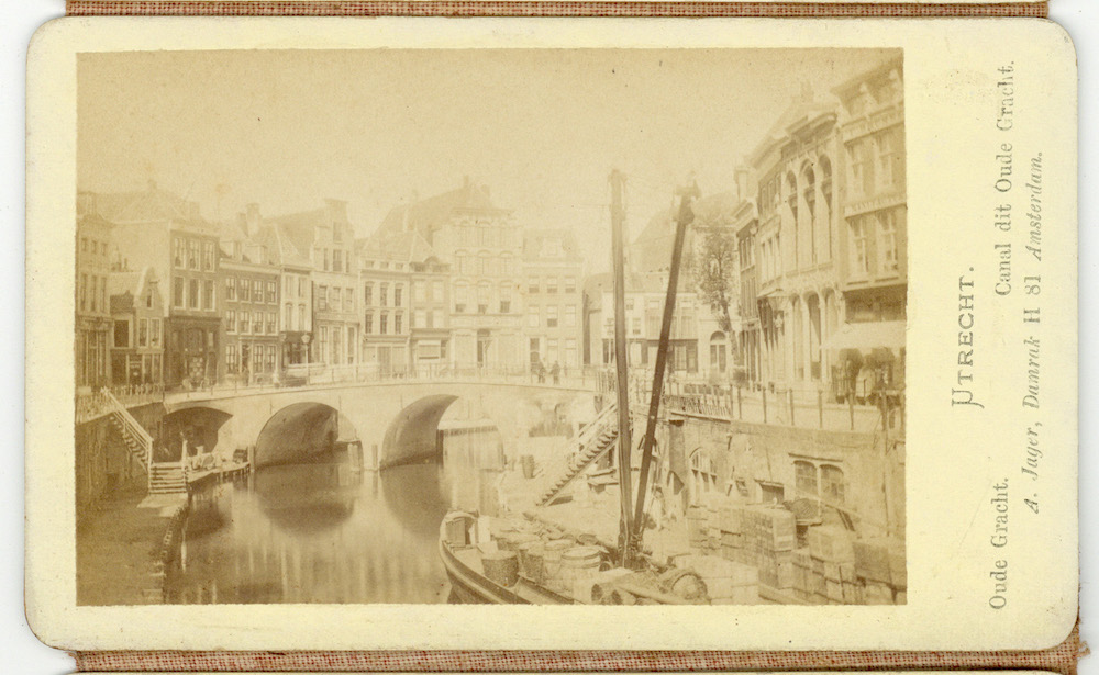 Oudegracht met in het midden de Bakkerbrug 1870