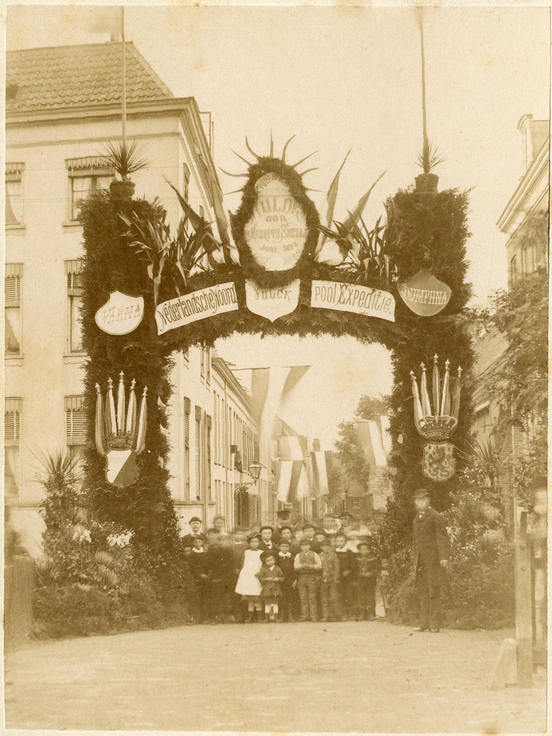 Erepoort in de Zonsteeg te Utrecht voor dr. Maurits Snellen directeur K.N.M.I en leider van de Noordpoolexpeditie 1883. Snellen woonde in de Zonsteeg nu Zonstraat. 2