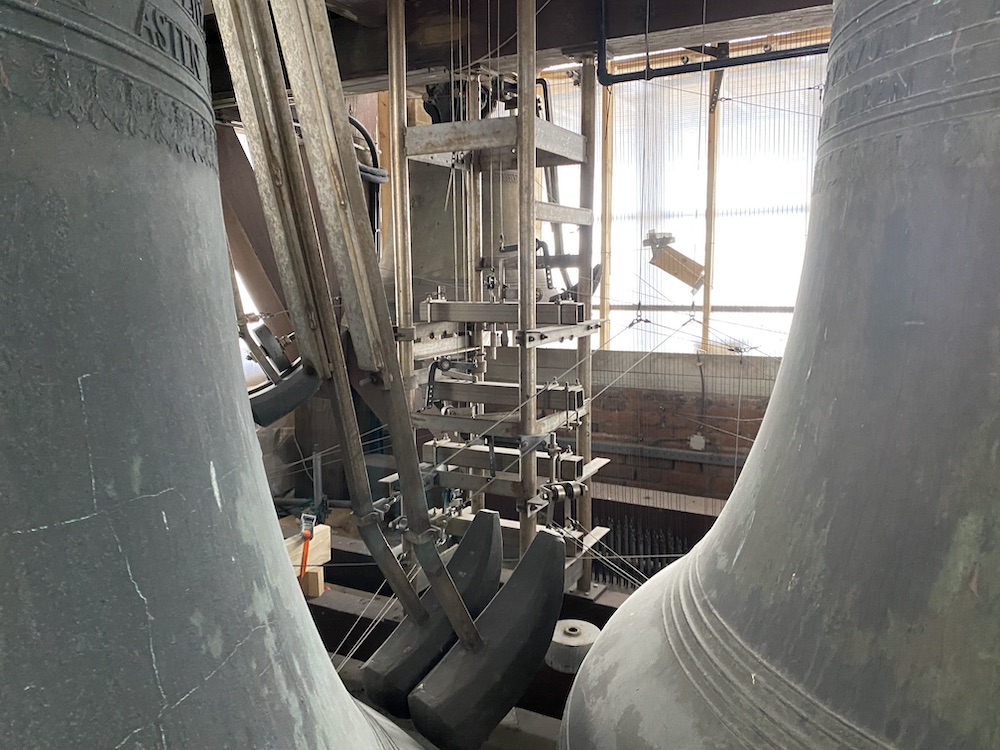 X191185 900697 carillon van de Domtoren Op de voorgrond twee klokkenhamers MJ Iseger 2021 HUA