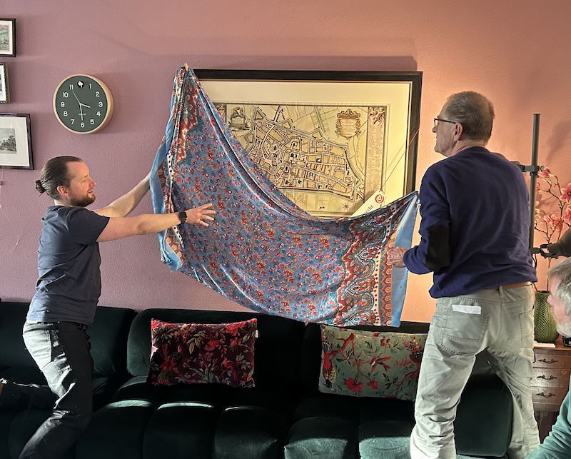 Een doek wordt weggetrokken bij de officiele start