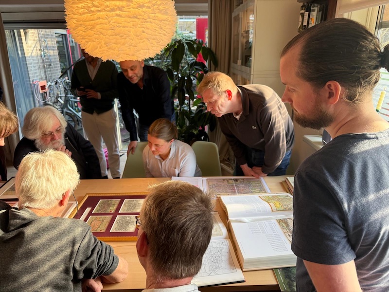 Gebogen over kaarten