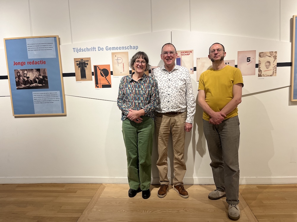 Samenstellers van de tentoonstelling over 100 jaar De Gemeenschap Lex en Leonie van de Haterd met vormgever Jeroen Tirion