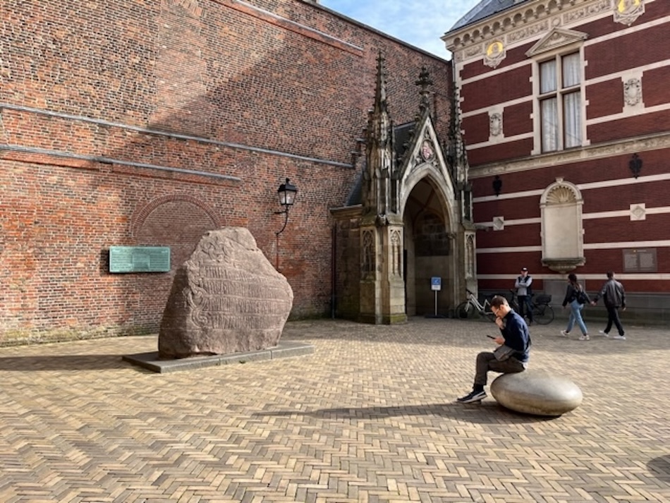 Runensteen op Domplein