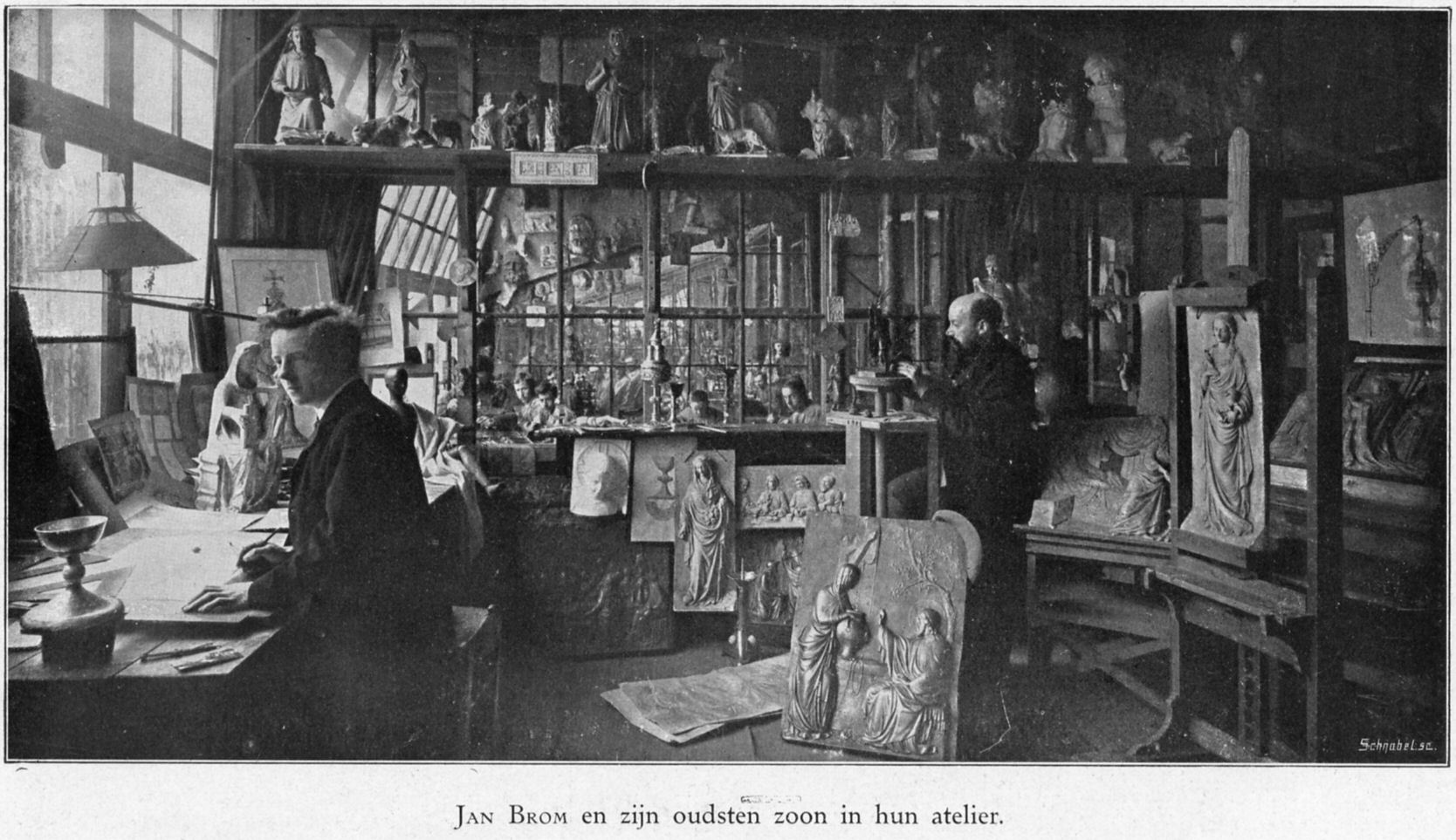 Interieur van de Edelsmederij Brom Drift 15 te Utrecht tekenkamer met Jan Hendrik Brom en zijn zoon Jan Eloy 1905 HUA