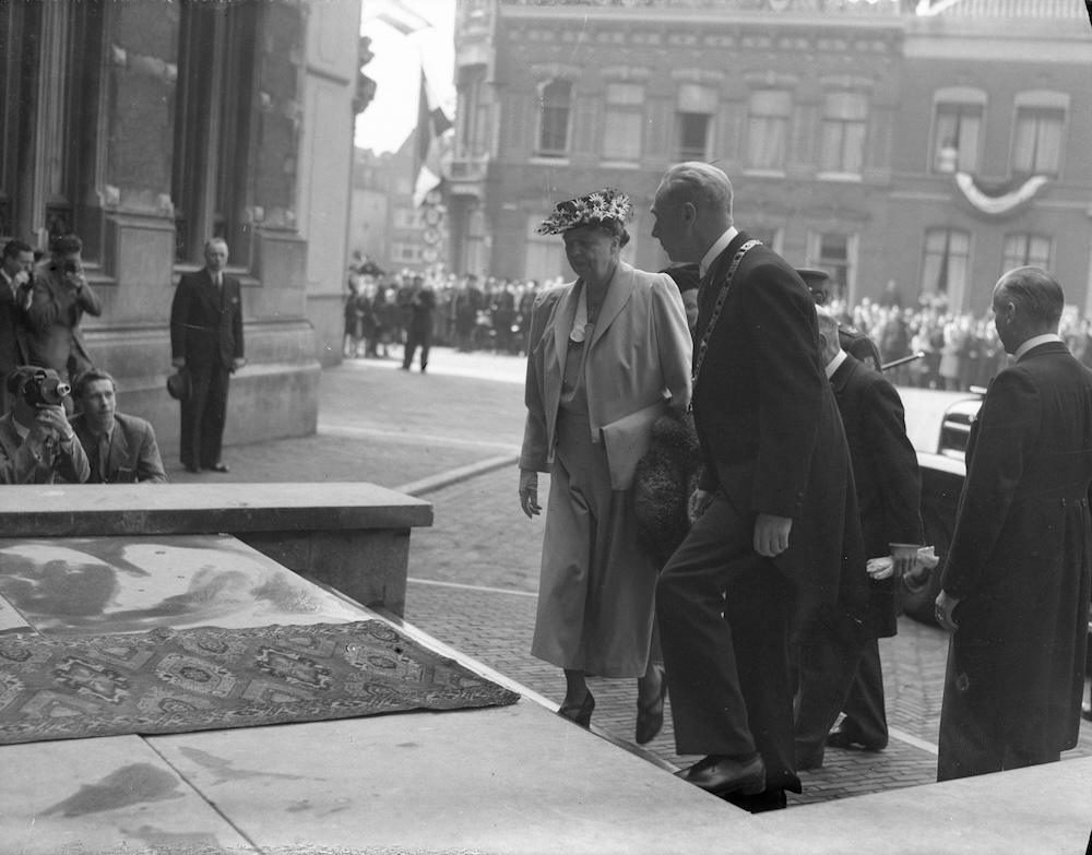 Aankomst van mrs Eleanor Roosevelt bij het Academiegebouw begeleid door rector magnificus prof dr UG Bijlsma FF van der Werf 1948