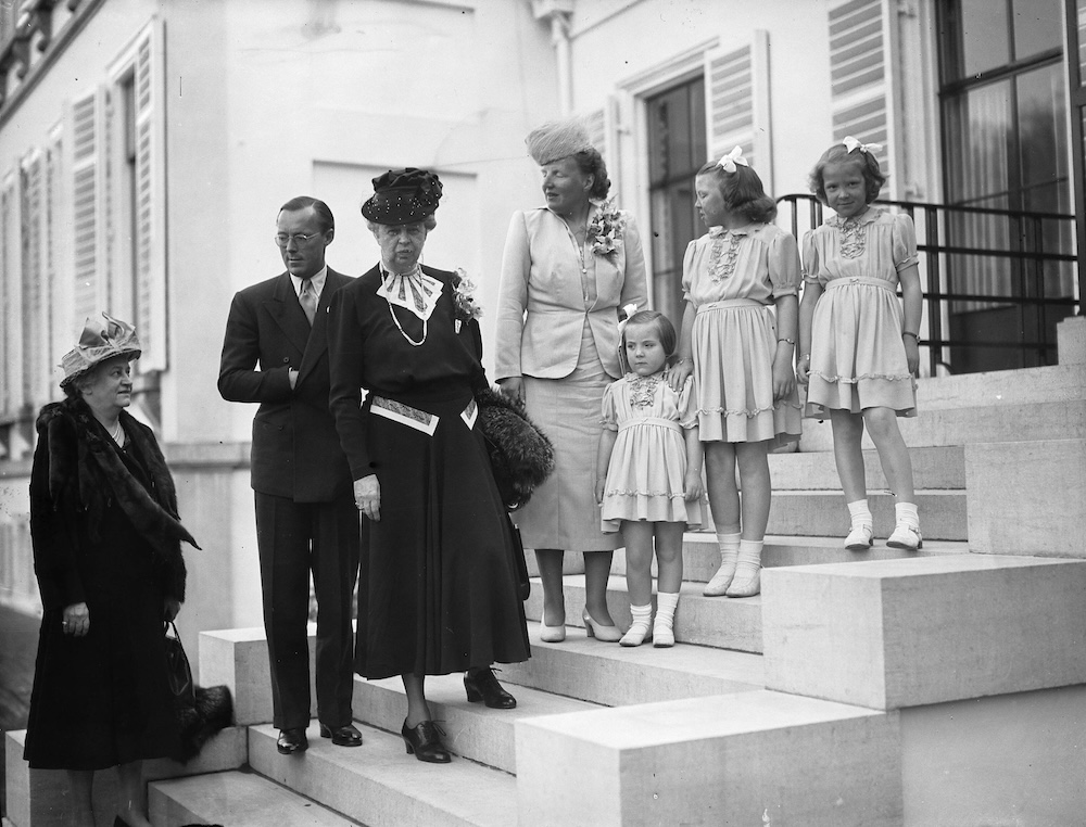 Eleanor Roosevelt op Paleis Soestdijk met de Koninklijke familie 19 april 1948 Nationaal Archief