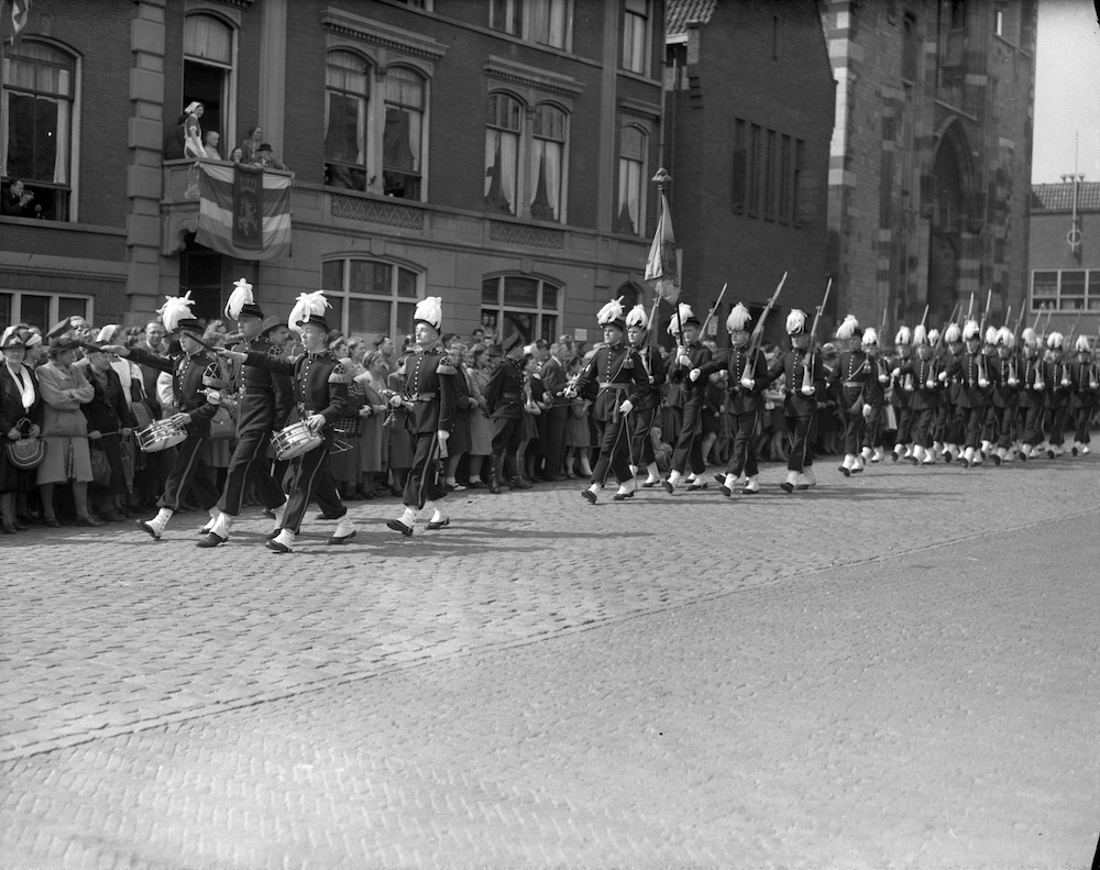 Parade van de studentenweerbaarheid op het Domplein te Utrecht FF van der Werf20 april 1948