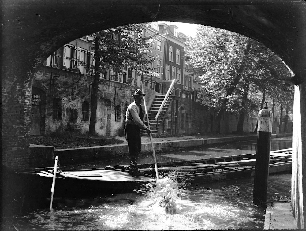 Baggerwerkzaamheden in de Nieuwegracht te Utrecht onder de Quintijnsbrug 1930