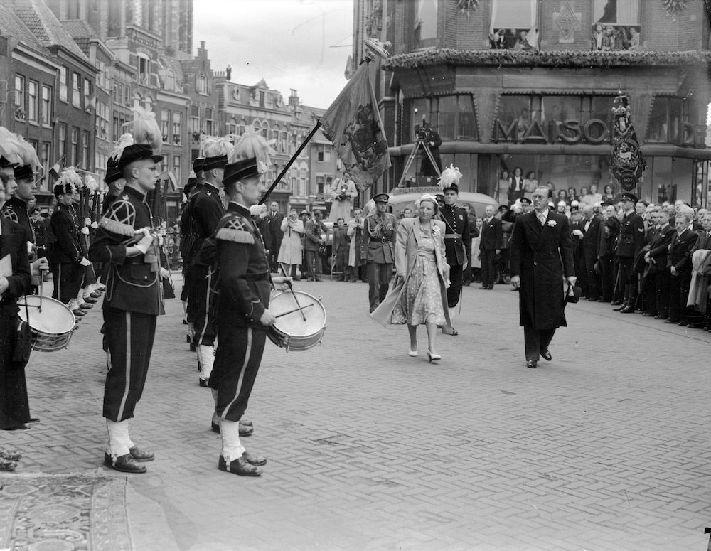 Bezoek van Koningin Juliana en Prins Bernhard aan de stad Utrecht tijdens aankomst op de Stadhuisbrug 1949