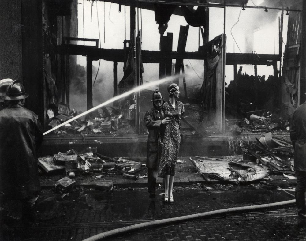 Brandweerman die een paspop redt uit het in brand staande warenhuis Galeries Modernes 1939