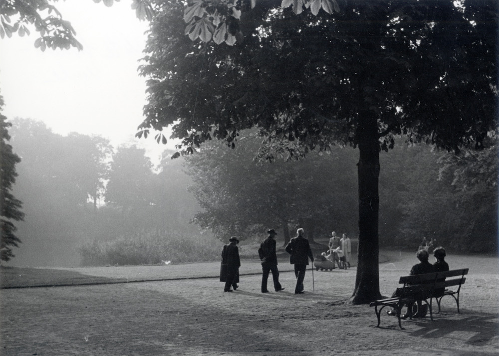 Julianapark te Utrecht met enkele wandelaars op een mooie herfstdag 1930 55