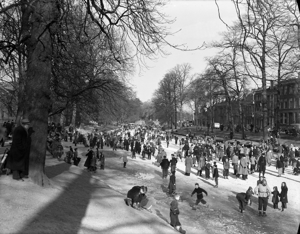 Schaatsende mensen op de bevroren Stadsbuitengracht te Utrecht met rechts de huizen aan de Tolsteegsingel 1945 55