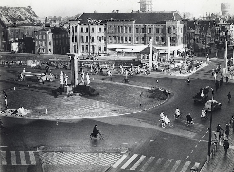 Gezicht op de rotonde op het Smakkelaarsveld te Utrecht met het Jubileummonument en rechts de Catharijnebrug Hofland 1951 HUA