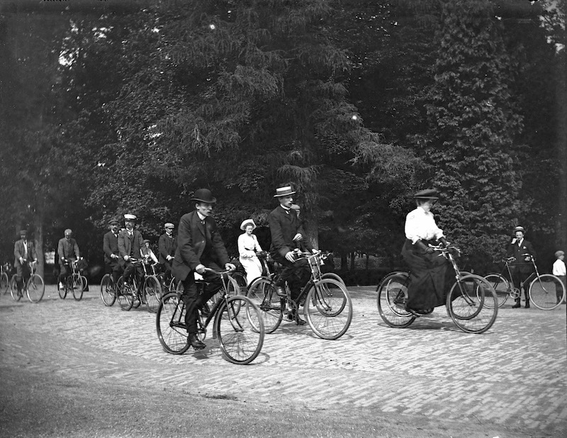 deelnemers aan de jaarlijkse bondstocht van de Algemene Nederlandse Wielrijders Bond A.N.W.B. in het Wilhelminapark te Utrecht Joh. A. Moesman 1907 HUA
