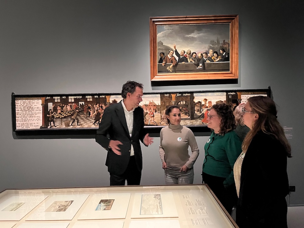 De tekeningen uit de Atlas Munnicks van Cleeff zijn in grote tafels ondergebracht. Historische schilderijen sieren de muren