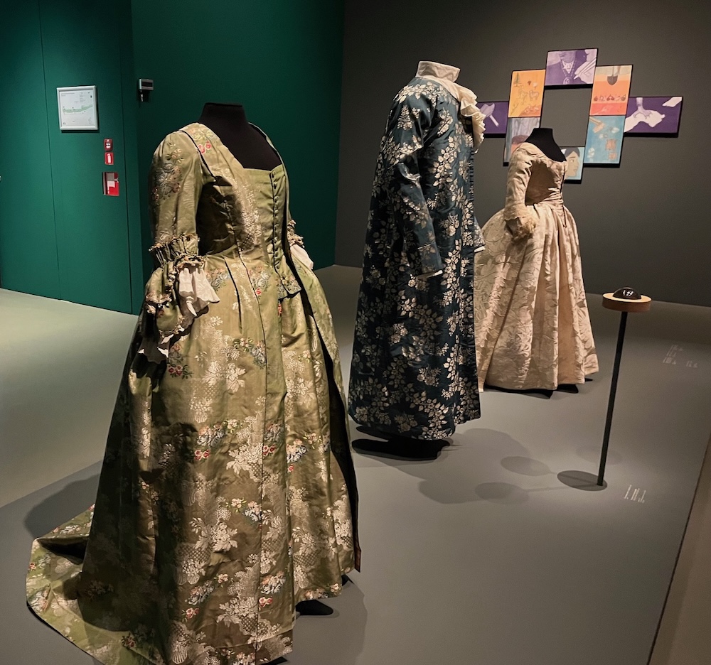 Zijden japonnen uit voorbije tijden