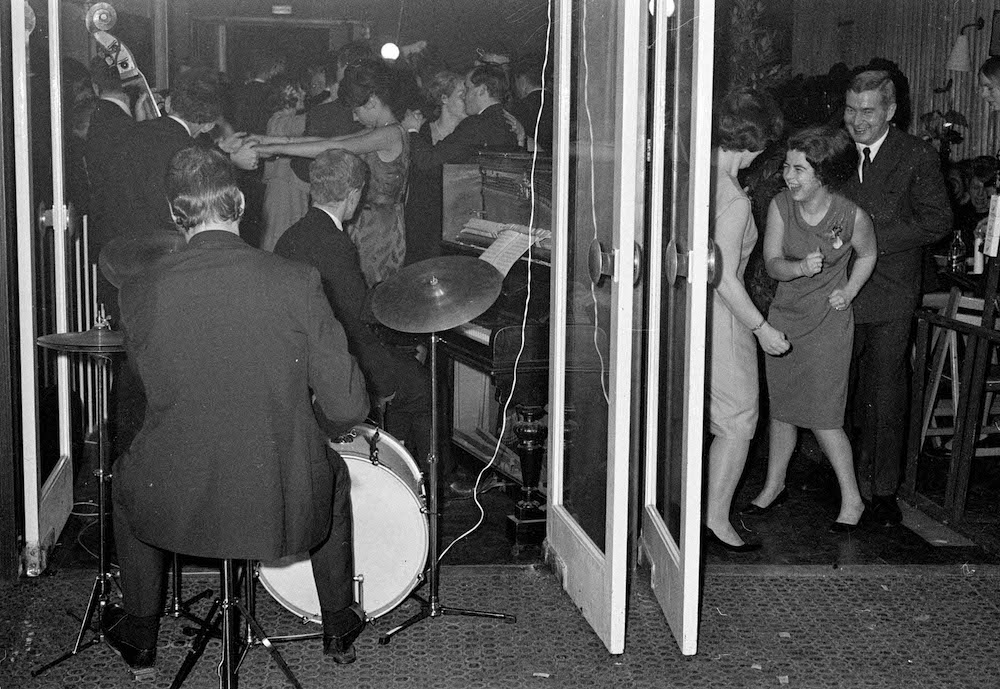 X131854 128832 Dansende personen tijdens het slotfeest van de Cinemanifestatie 66 te Utrecht in de hal van de bioscoop Camera 1966