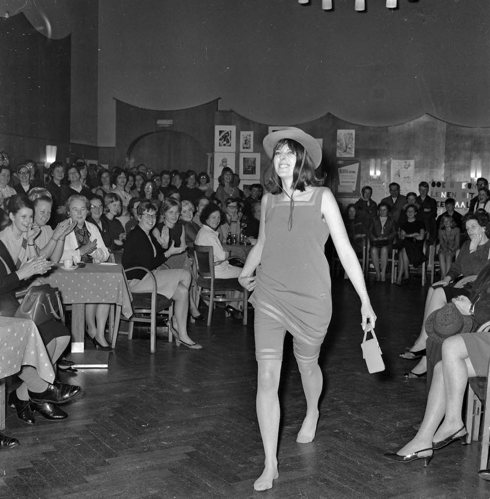 X137051 126281 Modeshow door cursisten van Vereniging Toynbee avondonderwijs voor volwassenen in het gebouw voor Kunsten en Wetenschappen 1967