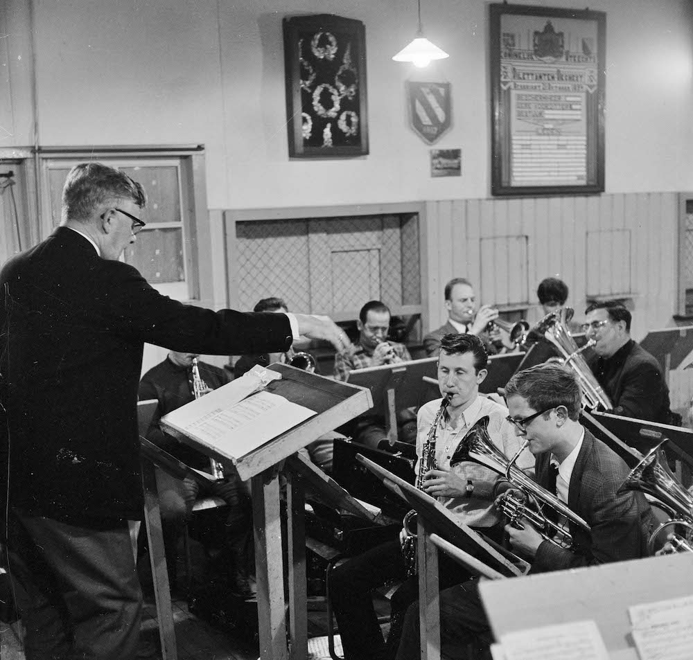 X154192 126700 eerste repetitie van het fanfarekorps Aurora met nieuwe laaggestemde muziekinstrumenten in het oefenlokaal aan de Hopakker 1968