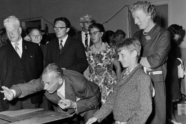 Burgemeester Jhr Mr C J a De Ranitz Van Utrecht Tijdens Een Wedstrijd Sjoelen in Het Buurthuis Ons Ondiep 1963
