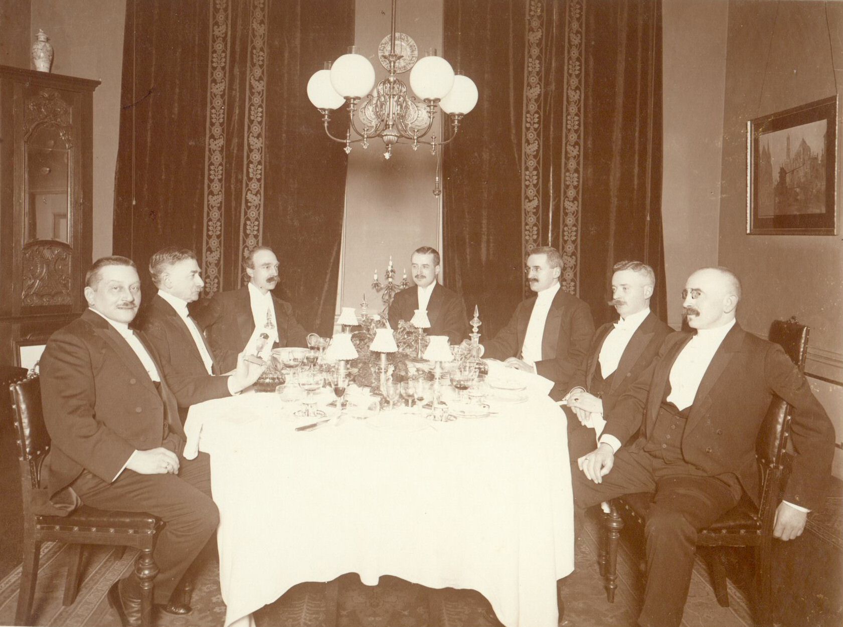 Afscheidsdiner burgemeester Van Lynden tweede van links in 1914 zijn opvolger is Fockema Andreae derde van rechts