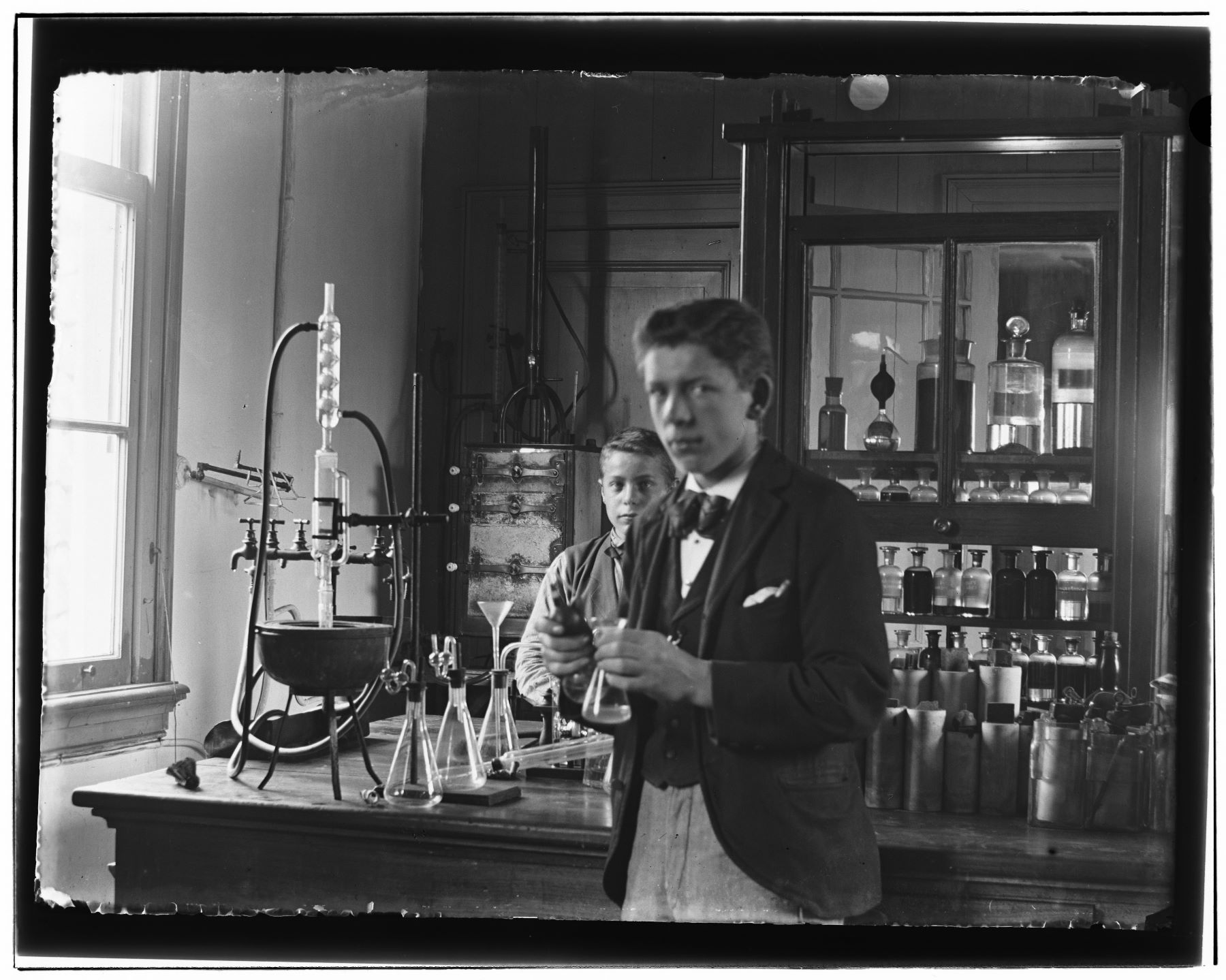Jacob Olie in Chemisch laboratorium Wijnhoff en Van Gulpen klein