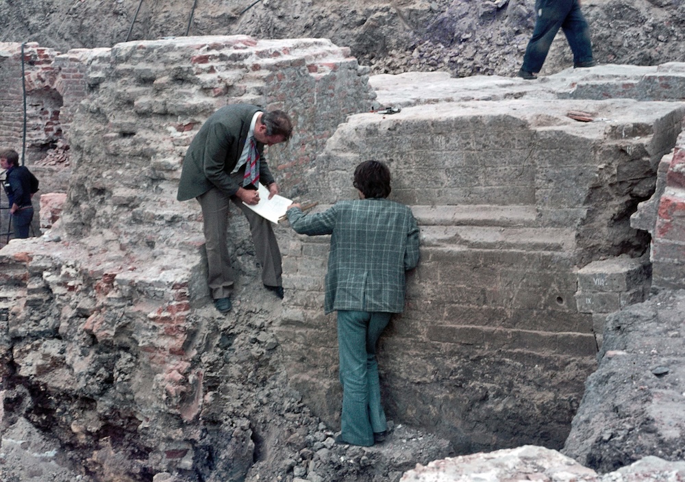 Twee archeologen tijdens het opmeten van de opgravingen van het vroegere Kasteel Vredenburg