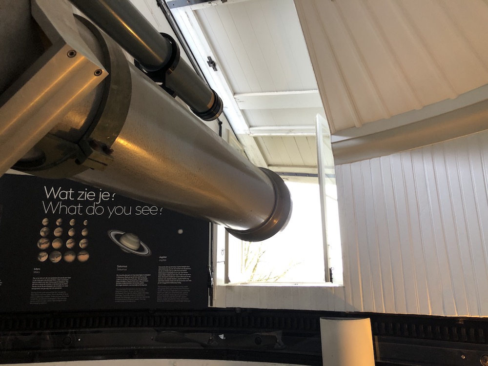 Telescoop in koepel sterrenwacht