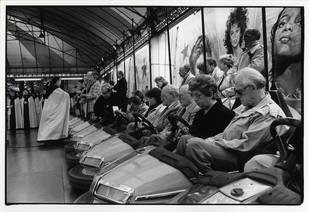 Uitreiken van de Hostie door de zusters Augustinessen van St Monica tijdens de Heilige Mis in de botsautootjestent op de Piekenkermis J Lankveld 1988 HUA