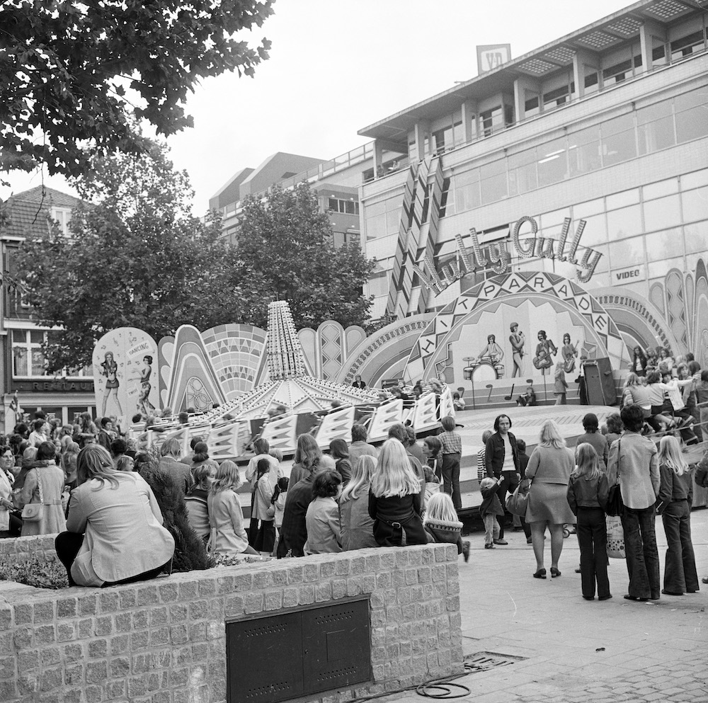 de hully gully op de kermis op het Vredenburg te Utrecht ter gelegenheid van de opening van het winkelcentrum Hoog Catharijne 1973