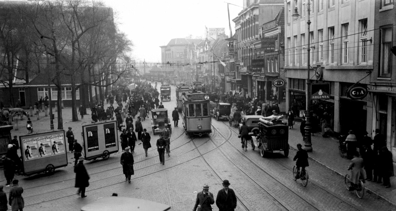 387 Gezicht op de noordzijde van het Vredenburg te Utrecht vanaf de Lange Viestraat Lauwers 1927 HUA