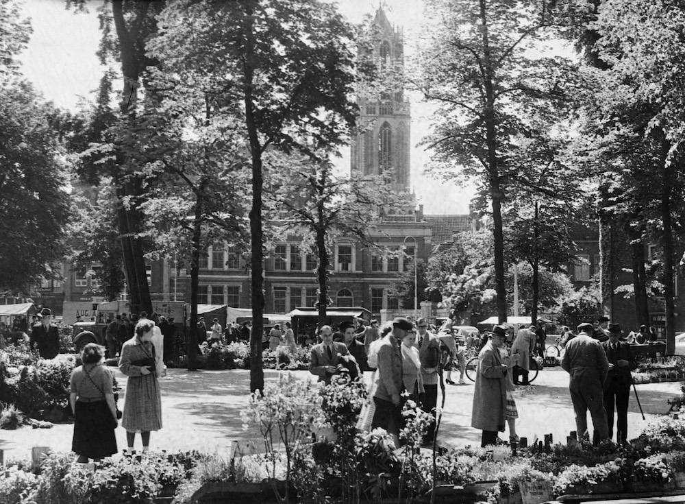 Janskerkhof te Utrecht tijdens de zaterdagse bloemenmarkt Lauwers 1950 HUA