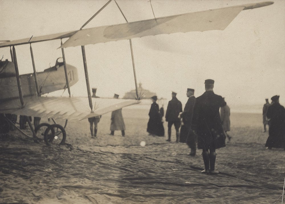 Koningin Wilhelmina bezichtigt op het strand van Scheveningen een aantal Farman vliegtuigen van de Luchtvaartafdeeling LVA 1916