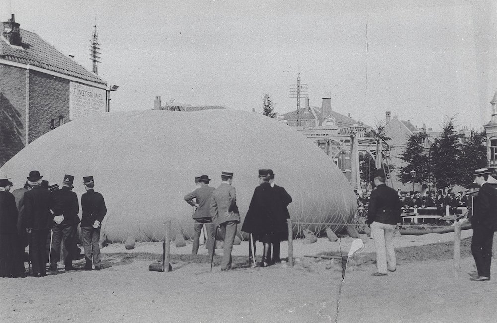 Oplaten van een ballon op het Suikerterrein in Utrecht door de 3e Compagnie Pioniers onder leiding van kapitein H Walaardt Sacr 1908 2
