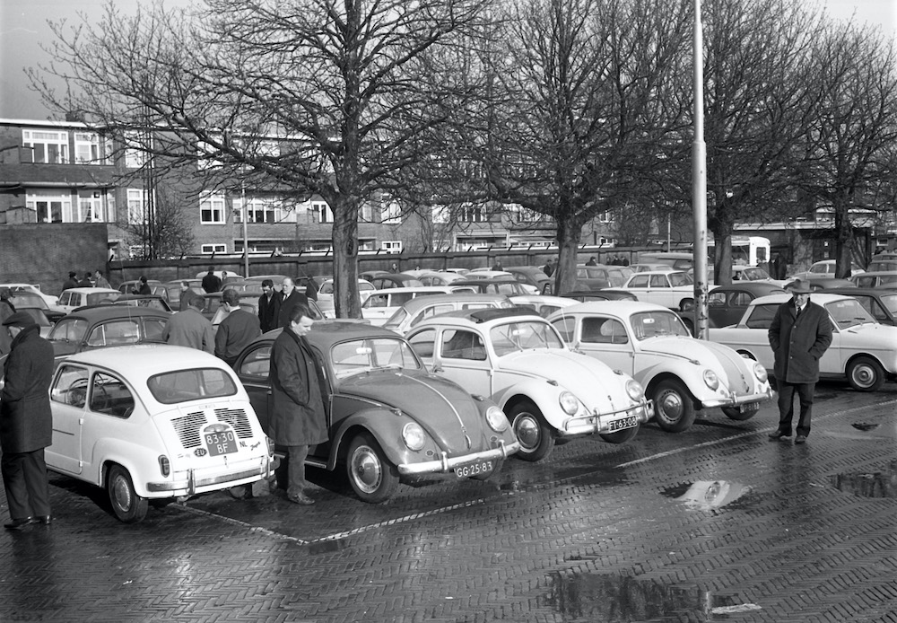 Automarkt op het veemarktplein 1969 HUA