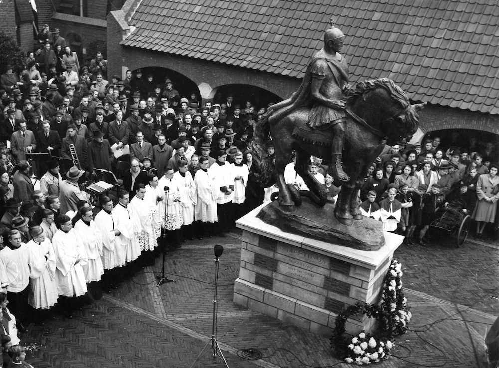 De onthulling van het beeld van St Martinus op het plein bij de St Martinuskerk FF van der Werf 7 november 1948