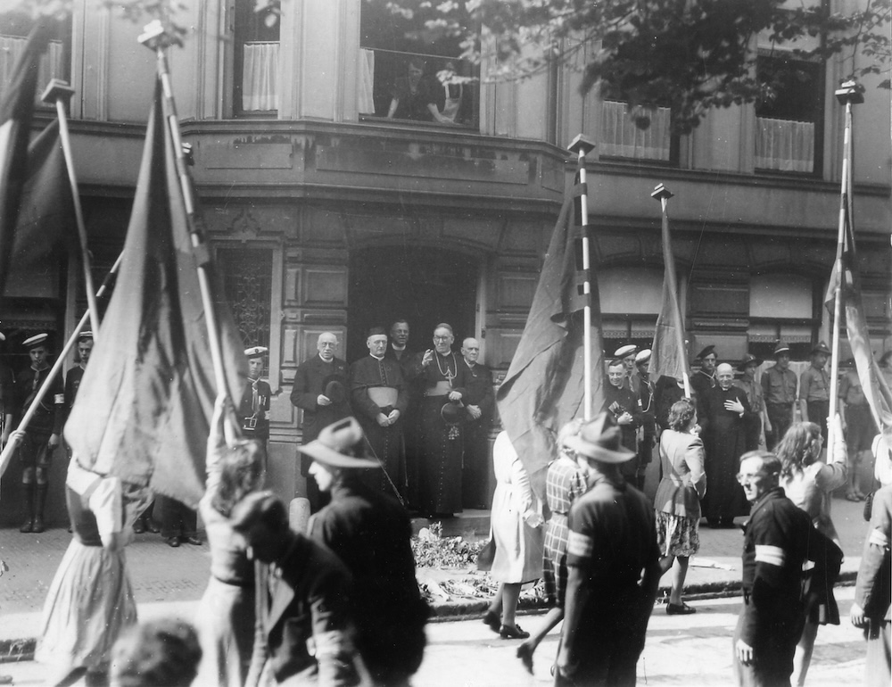 De spontane hulde aan kardinaal de Jong op bevrijdingsdag 7 mei 1945 in de deuropening links Schaik